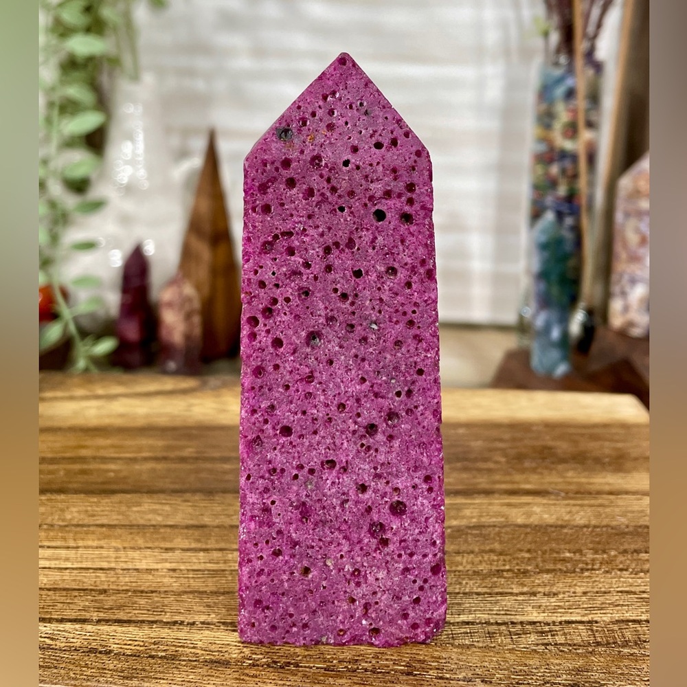 0907 UV Reactive Honeycomb Ruby Crystal Tower